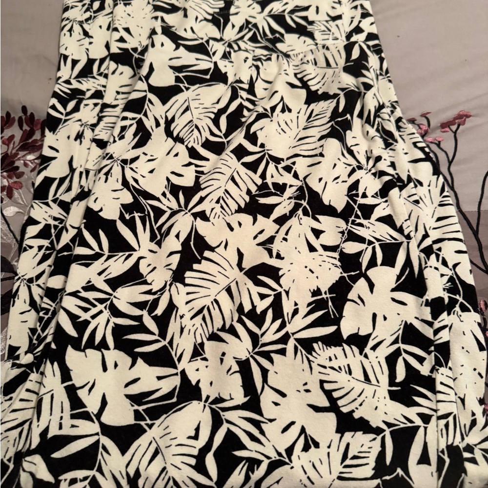 J. Jill Black and White Leaf Print Cropped Pants